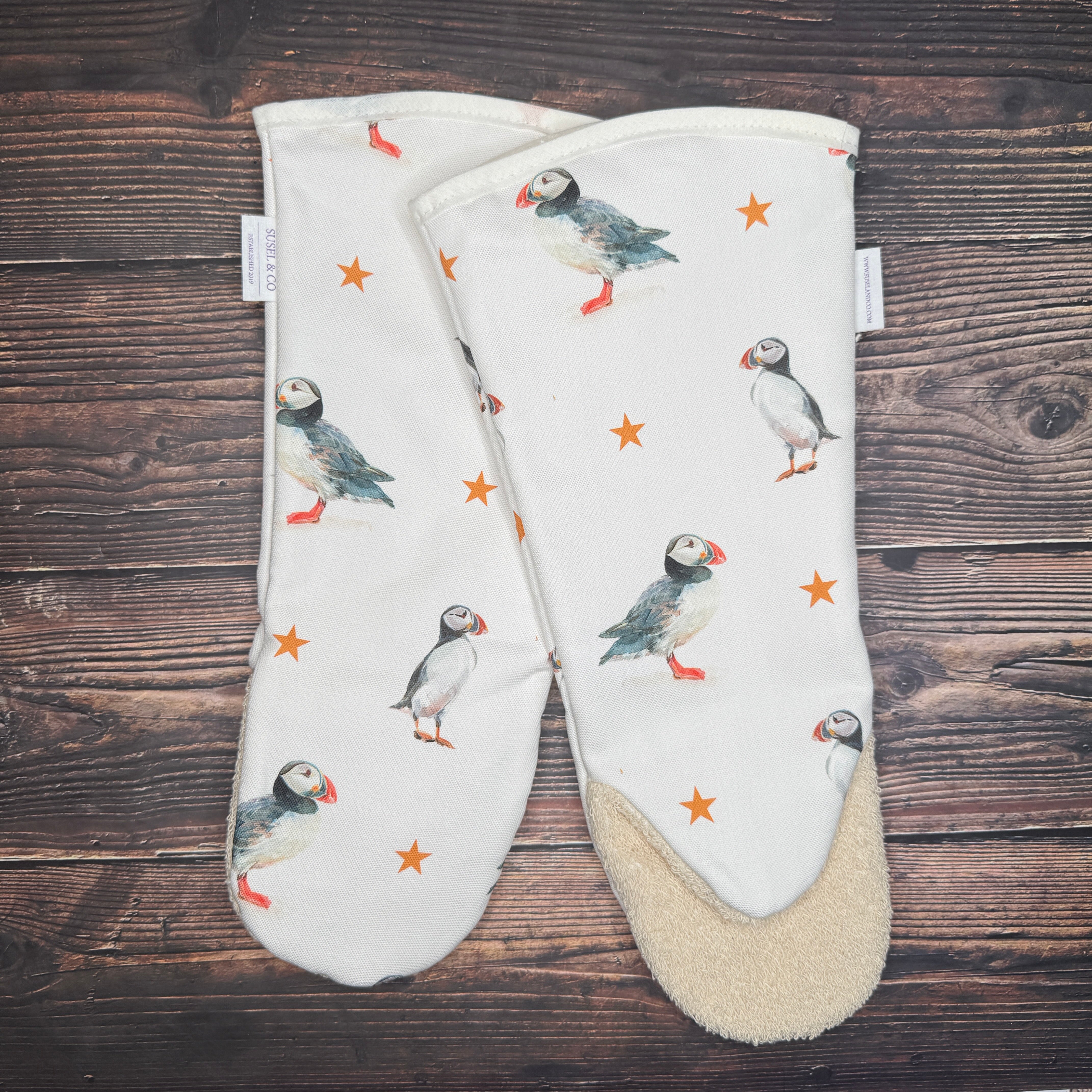 Puffins themed heat-resistant gauntlet oven glove