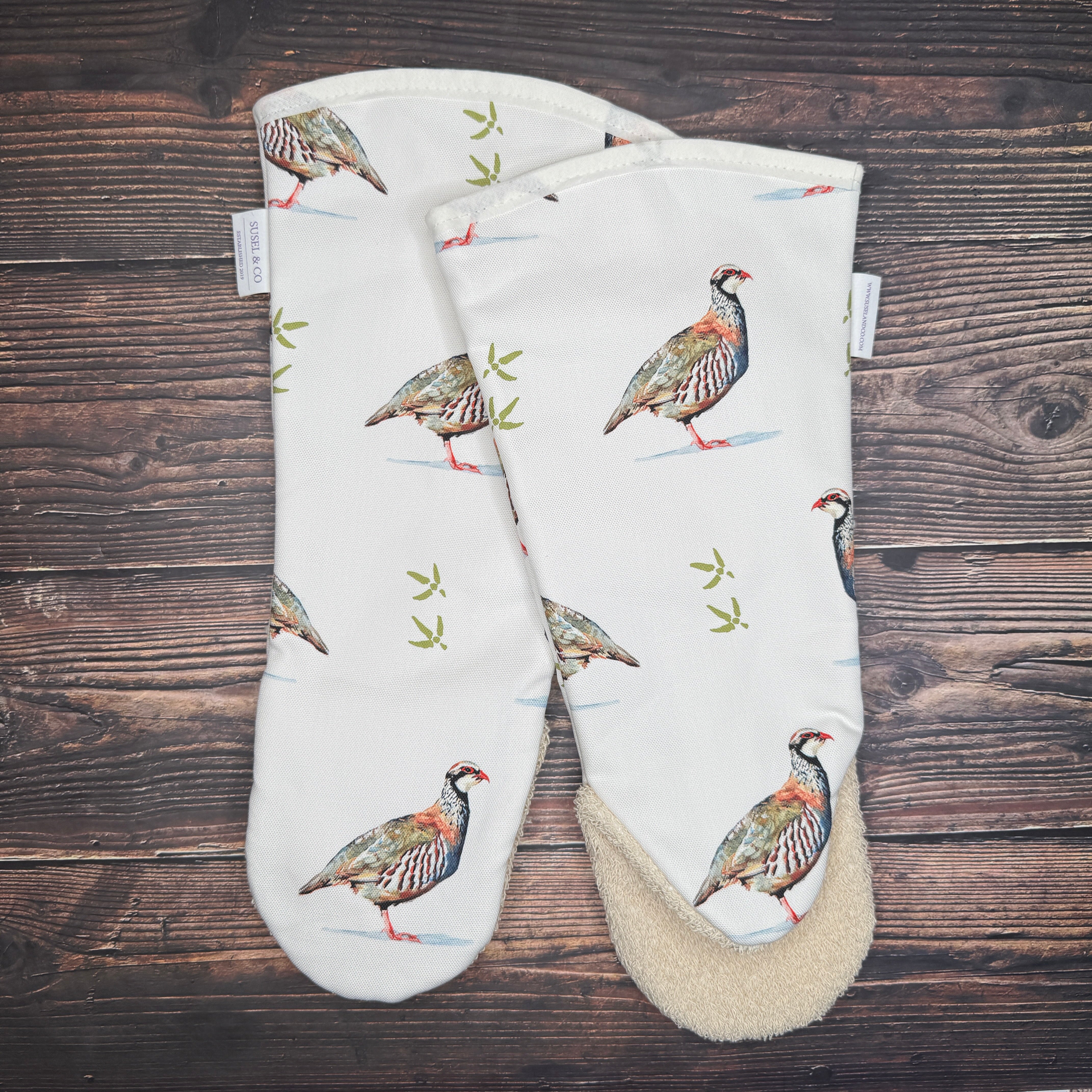 Partridge themed heat-resistant gauntlet oven glove