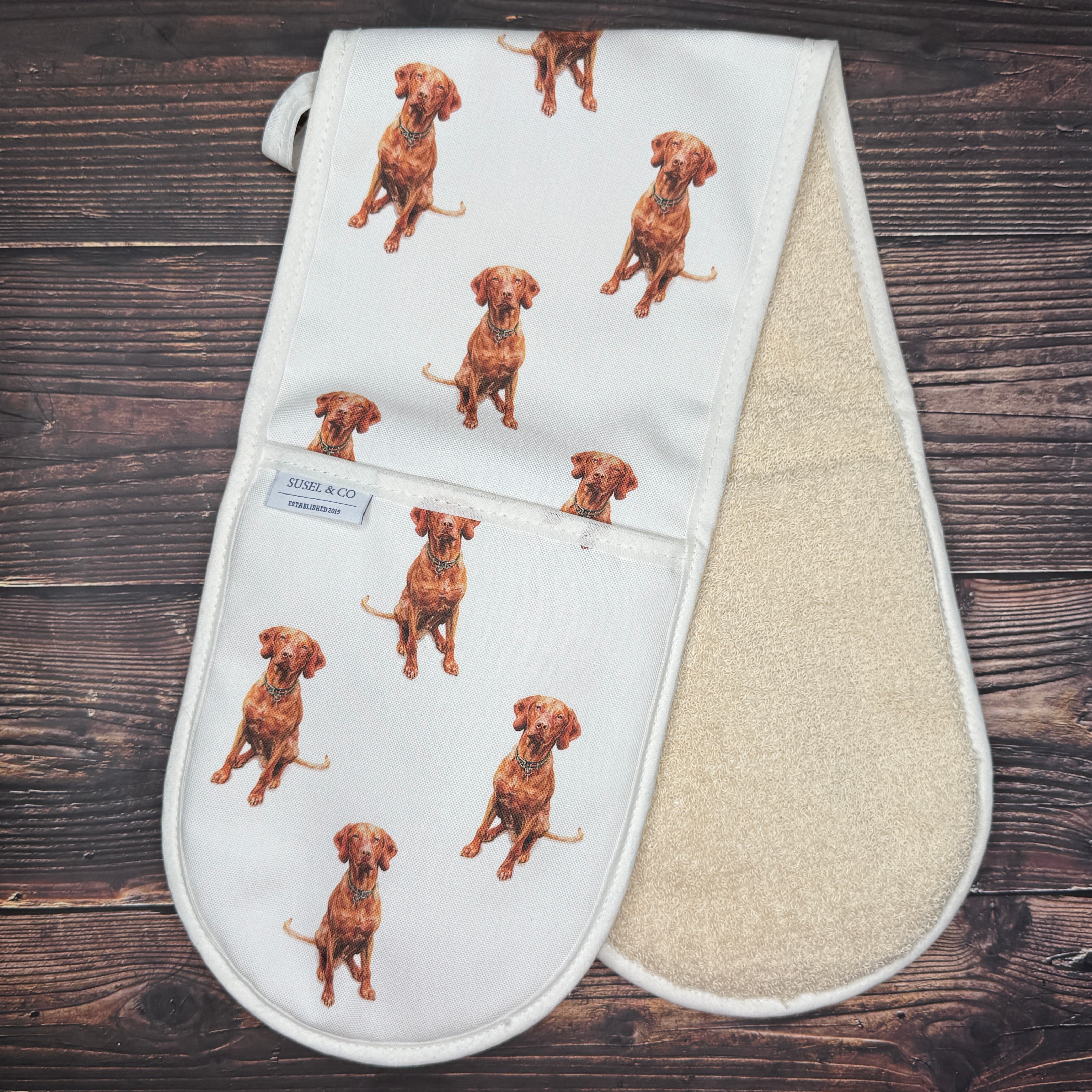 Hungarian Vizsla double oven gloves hanging in a kitchen